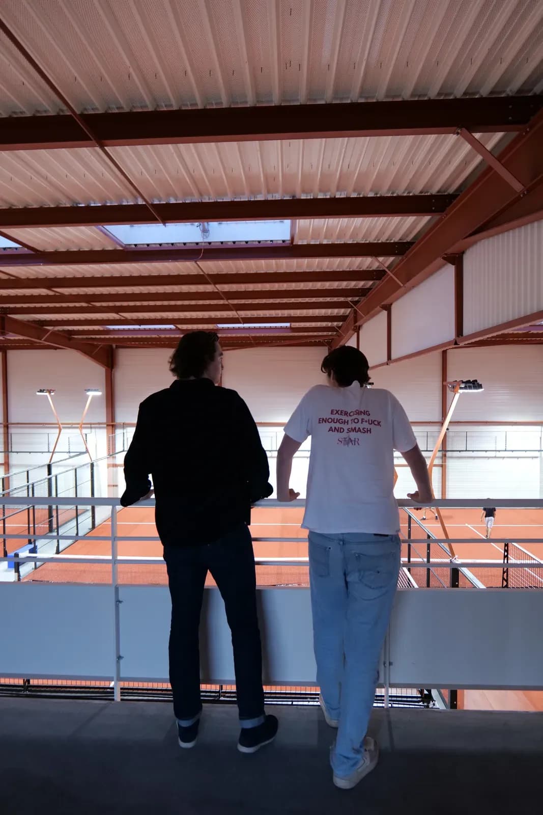 Spectateurs à la rambarde de la mezzanine