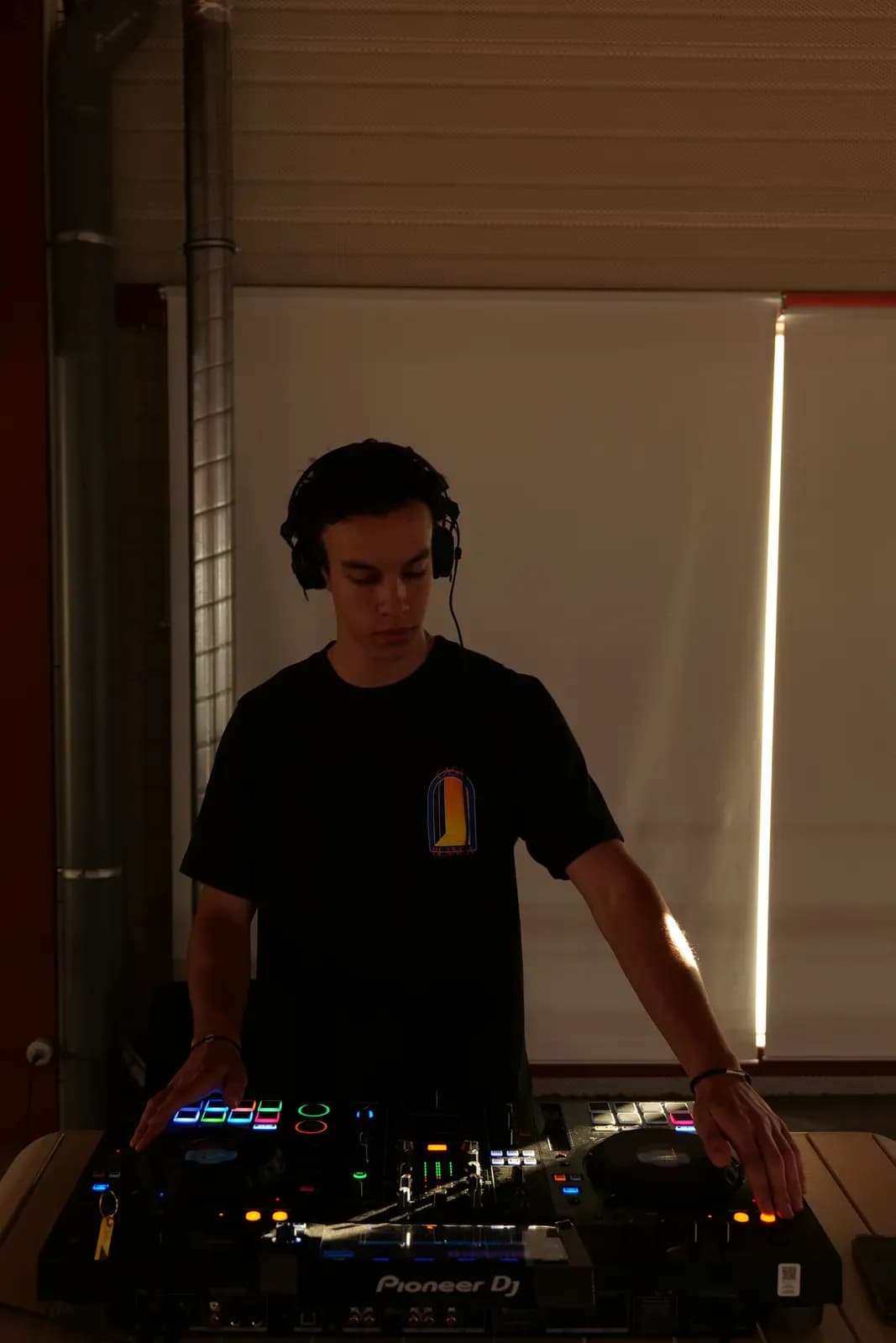 Platines et casque pendant le set