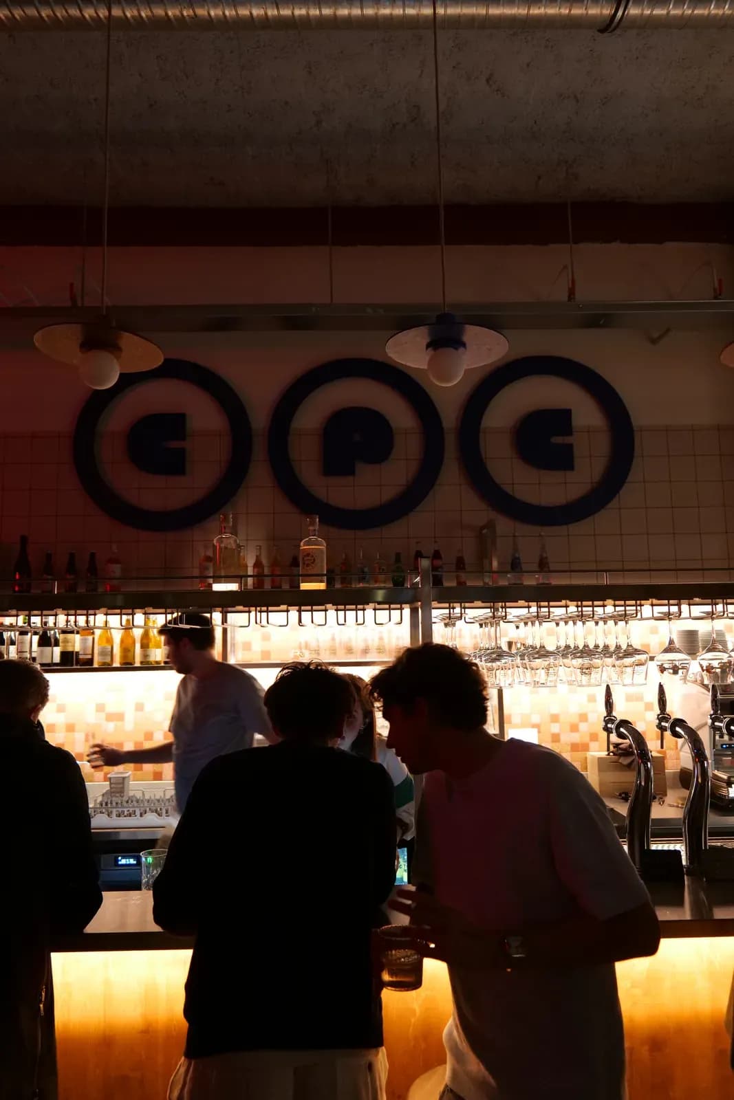 Le bar pendant la soirée