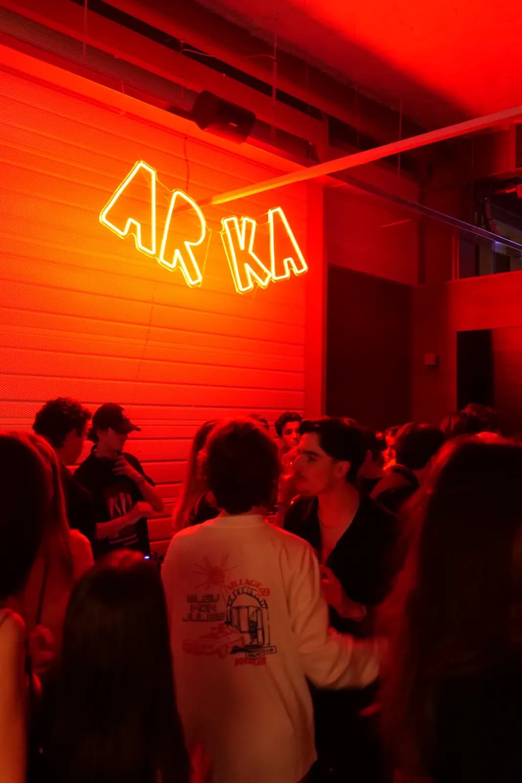 Soirée en cours sous la lumière rouge