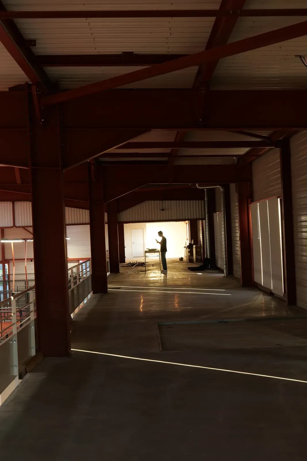 Couloir du hangar en contre-jour