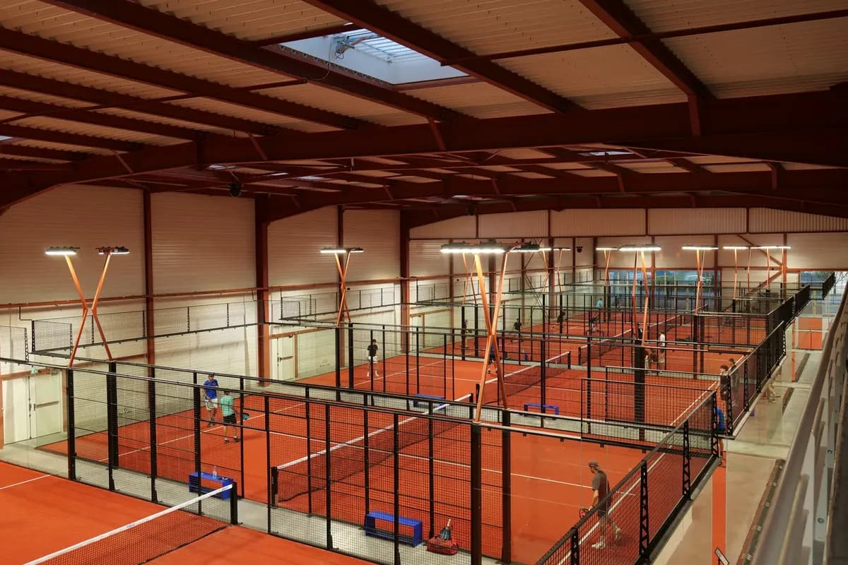 Les terrains vus depuis la mezzanine